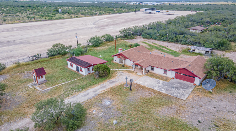 587 Garza Jones Ln., LAREDO, Texas 78045, 4 Bedrooms Bedrooms, 8 Rooms Rooms,3 BathroomsBathrooms,Residential,For Sale,587 Garza Jones Ln.,20262228