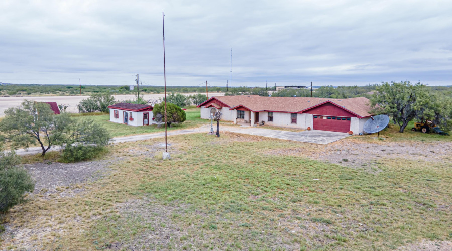 587 Garza Jones Ln., LAREDO, Texas 78045, 4 Bedrooms Bedrooms, 8 Rooms Rooms,3 BathroomsBathrooms,Residential,For Sale,587 Garza Jones Ln.,20262228
