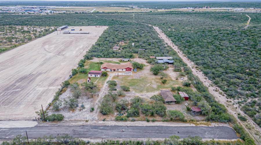 587 Garza Jones Ln., LAREDO, Texas 78045, 4 Bedrooms Bedrooms, 8 Rooms Rooms,3 BathroomsBathrooms,Residential,For Sale,587 Garza Jones Ln.,20262228