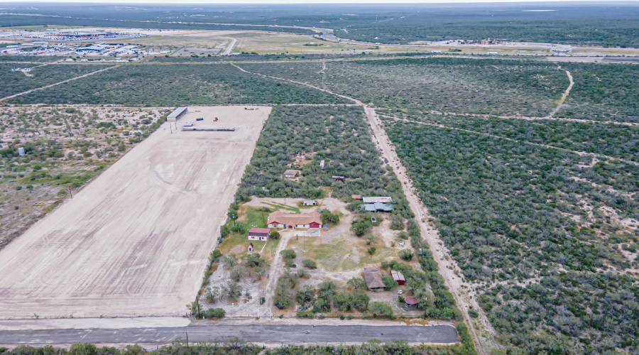 587 Garza Jones Ln., LAREDO, Texas 78045, 4 Bedrooms Bedrooms, 8 Rooms Rooms,3 BathroomsBathrooms,Residential,For Sale,587 Garza Jones Ln.,20262228