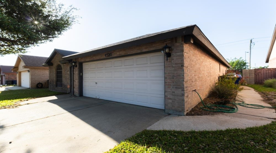 1520 Denmark Ln, Laredo, Texas 78045, 3 Bedrooms Bedrooms, 6 Rooms Rooms,2 BathroomsBathrooms,Residential,For Sale,1520 Denmark Ln,20262229