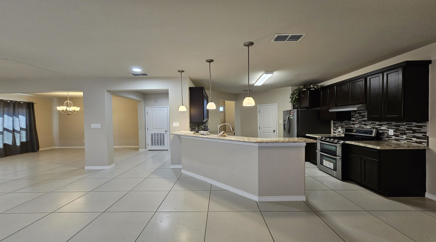 218 John Irving Dr., Laredo, Texas 78041, 3 Bedrooms Bedrooms, 6 Rooms Rooms,2 BathroomsBathrooms,Residential,For Rent,218 John Irving Dr.,20262239
