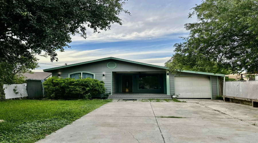 2504 Bismark St, Laredo, Texas 78043, 4 Bedrooms Bedrooms, 6 Rooms Rooms,3 BathroomsBathrooms,Residential,For Rent,2504 Bismark St,20262246