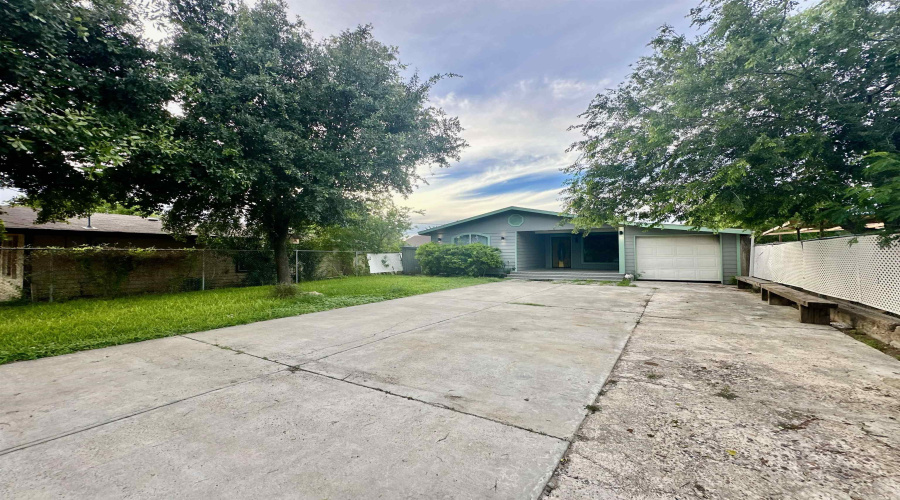2504 Bismark St, Laredo, Texas 78043, 4 Bedrooms Bedrooms, 6 Rooms Rooms,3 BathroomsBathrooms,Residential,For Rent,2504 Bismark St,20262246