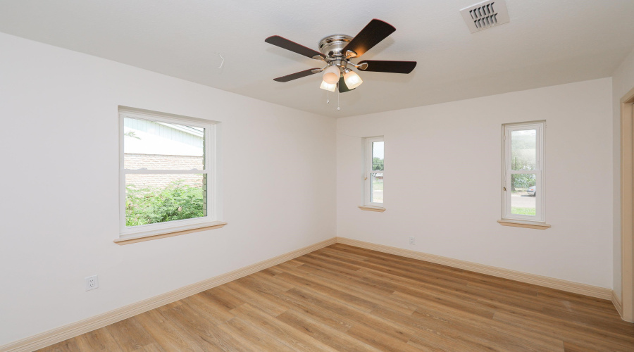 2318 Locust St, LAREDO, Texas 78040, 4 Bedrooms Bedrooms, 6 Rooms Rooms,3 BathroomsBathrooms,Residential,For Sale,2318 Locust St,20262251