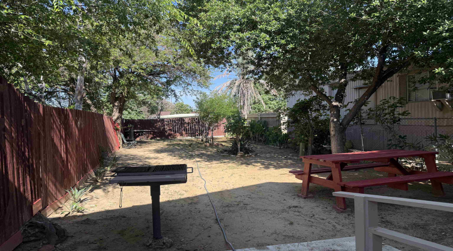 2414 Sanders Ave, Laredo, Texas 78043, 2 Bedrooms Bedrooms, 5 Rooms Rooms,1 BathroomBathrooms,Residential,For Rent,2414 Sanders Ave,20262252