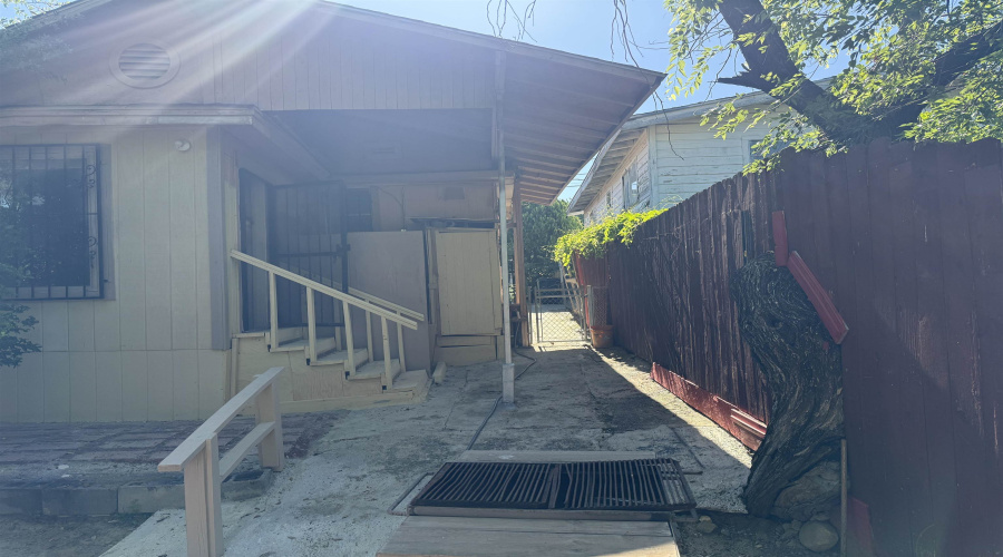 2414 Sanders Ave, Laredo, Texas 78043, 2 Bedrooms Bedrooms, 5 Rooms Rooms,1 BathroomBathrooms,Residential,For Rent,2414 Sanders Ave,20262252