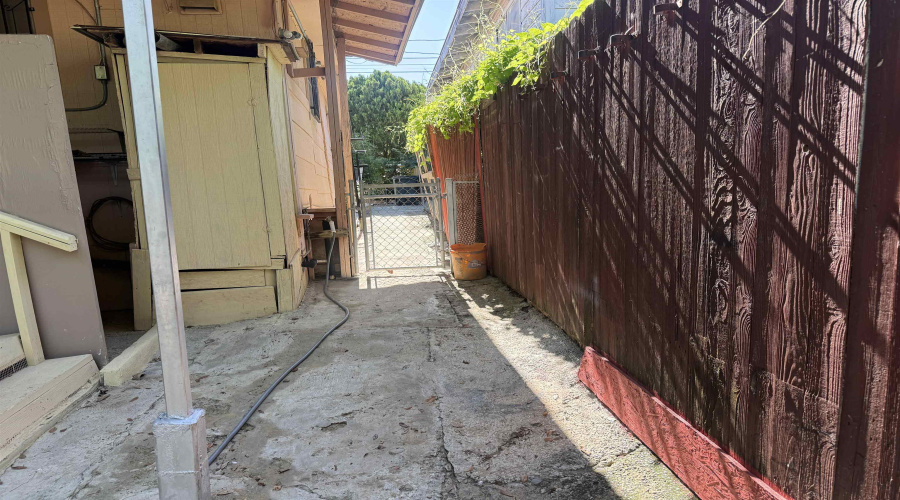 2414 Sanders Ave, Laredo, Texas 78043, 2 Bedrooms Bedrooms, 5 Rooms Rooms,1 BathroomBathrooms,Residential,For Rent,2414 Sanders Ave,20262252