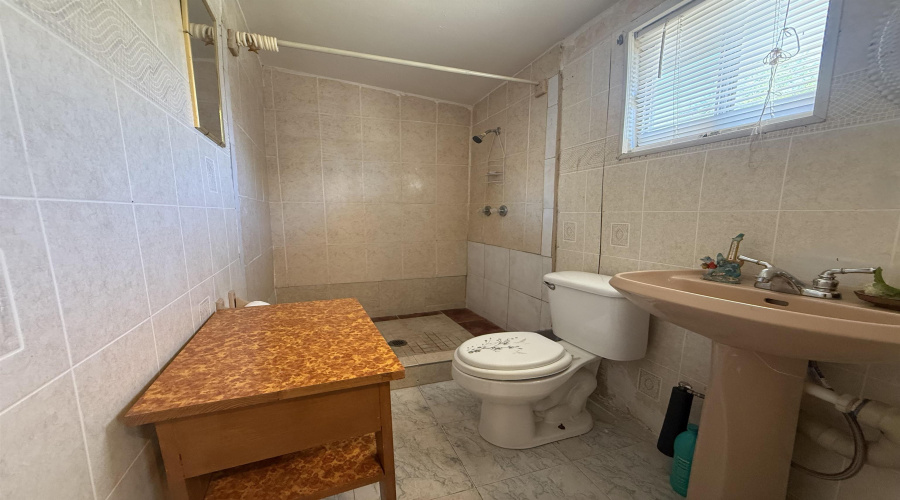 2414 Sanders Ave, Laredo, Texas 78043, 2 Bedrooms Bedrooms, 5 Rooms Rooms,1 BathroomBathrooms,Residential,For Rent,2414 Sanders Ave,20262252