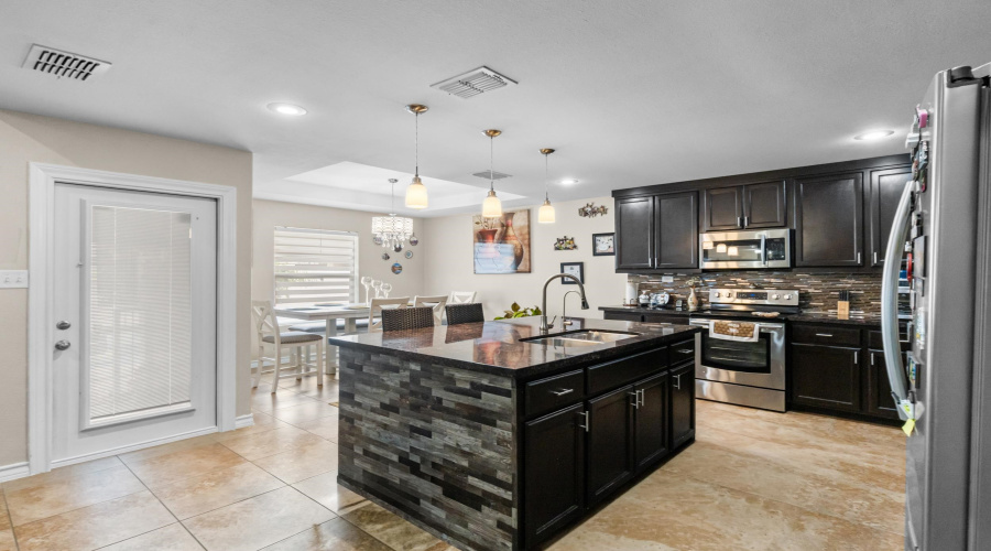 214 Bluff Oak Dr, Laredo, Texas 78045, 3 Bedrooms Bedrooms, 3 Rooms Rooms,3 BathroomsBathrooms,Residential,For Sale,214 Bluff Oak Dr,20262255