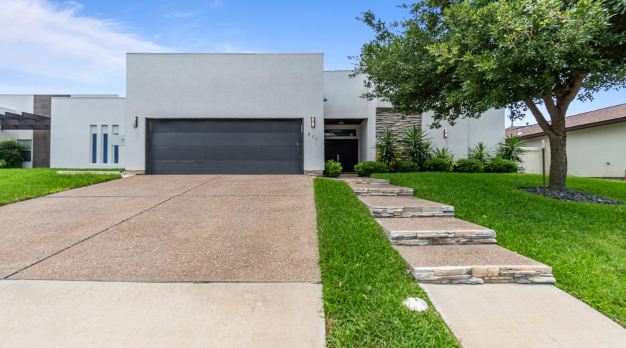214 Bluff Oak Dr, Laredo, Texas 78045, 3 Bedrooms Bedrooms, 3 Rooms Rooms,3 BathroomsBathrooms,Residential,For Sale,214 Bluff Oak Dr,20262255