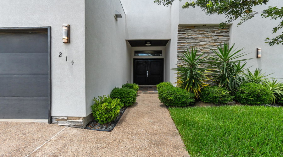 214 Bluff Oak Dr, Laredo, Texas 78045, 3 Bedrooms Bedrooms, 3 Rooms Rooms,3 BathroomsBathrooms,Residential,For Sale,214 Bluff Oak Dr,20262255