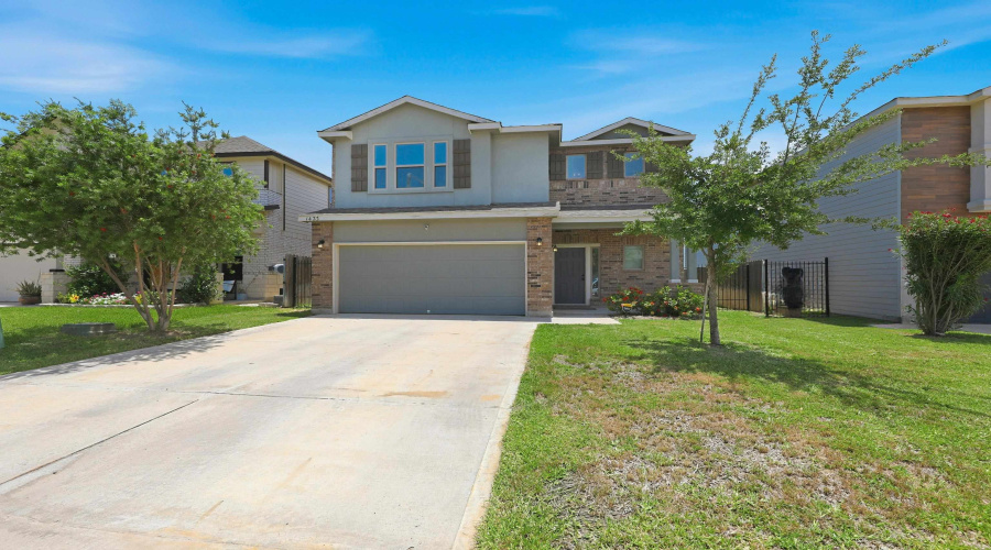1423 Sambar Lp, Laredo, Texas 78045, 4 Bedrooms Bedrooms, 8 Rooms Rooms,3 BathroomsBathrooms,Residential,For Sale,1423 Sambar Lp,20262330