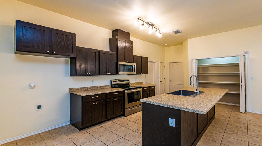 1631 Ann Harbor St, Laredo, Texas 78045, 4 Bedrooms Bedrooms, 5 Rooms Rooms,2 BathroomsBathrooms,Residential,For Sale,1631 Ann Harbor St,20262341