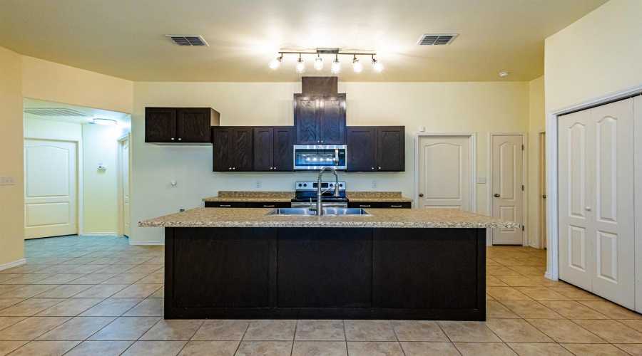 1631 Ann Harbor St, Laredo, Texas 78045, 4 Bedrooms Bedrooms, 5 Rooms Rooms,2 BathroomsBathrooms,Residential,For Sale,1631 Ann Harbor St,20262341