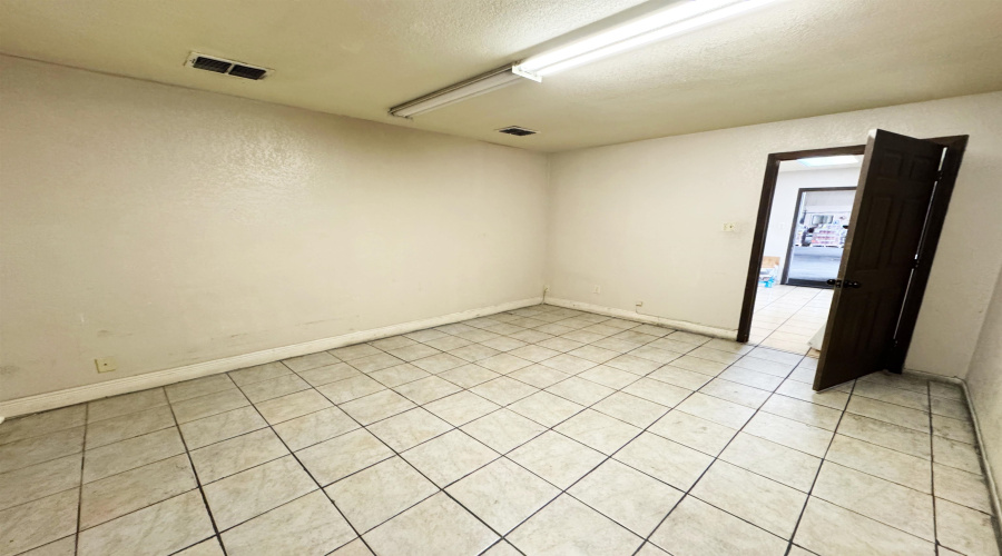 14208 Business Ave, Laredo, Texas 78045, 1 Bedroom Bedrooms, 21 Rooms Rooms,4 BathroomsBathrooms,Commercial/industrial,For Rent,14208 Business Ave,20262360