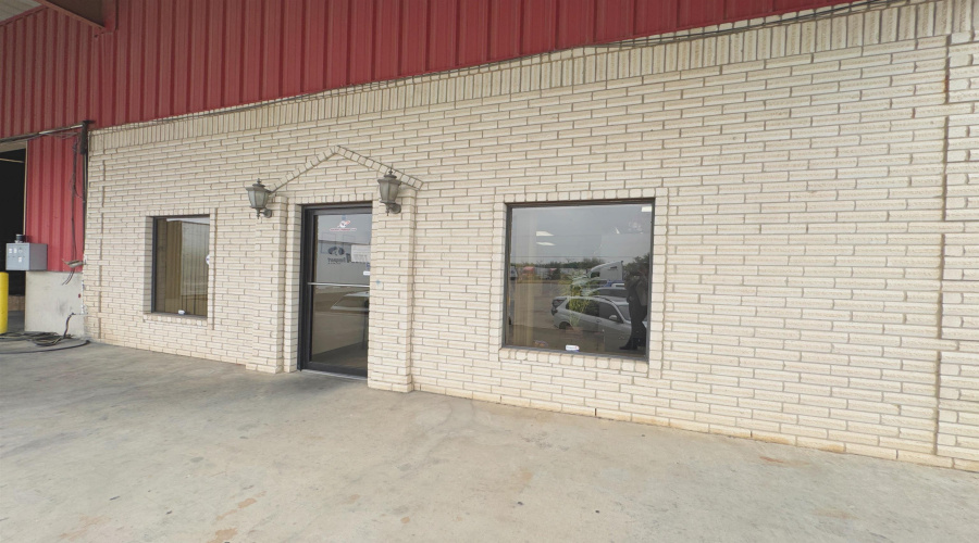 14208 Business Ave, Laredo, Texas 78045, 1 Bedroom Bedrooms, 21 Rooms Rooms,4 BathroomsBathrooms,Commercial/industrial,For Rent,14208 Business Ave,20262360