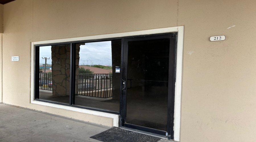 2110 Lomas Del Sur, Laredo, Texas 78046, 1 Room Rooms,1 BathroomBathrooms,Commercial retail/office,For Rent,2110 Lomas Del Sur,20262349