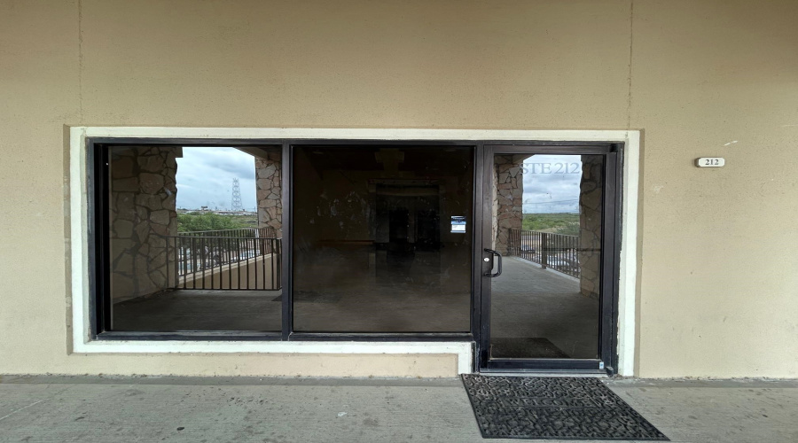 2110 Lomas Del Sur, Laredo, Texas 78046, 1 Room Rooms,1 BathroomBathrooms,Commercial retail/office,For Rent,2110 Lomas Del Sur,20262349