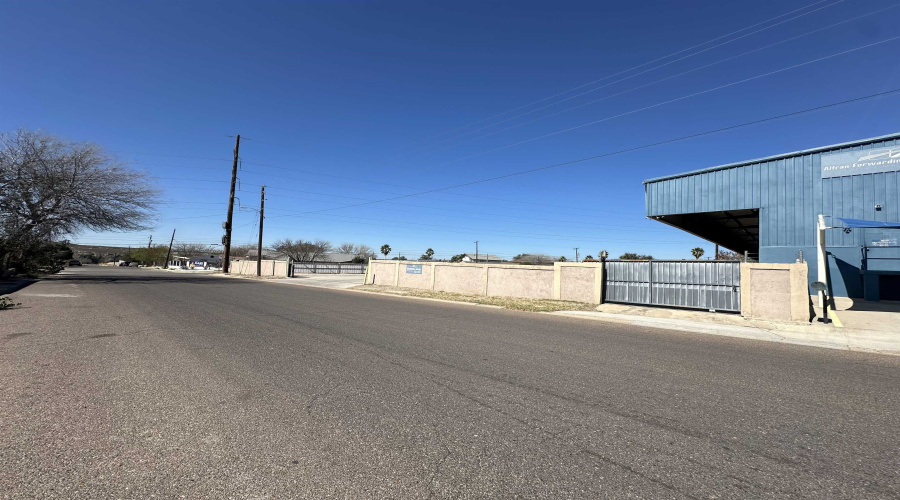 1910 Markley Ln, Laredo, Texas 78041, 1 Bedroom Bedrooms, 11 Rooms Rooms,1 BathroomBathrooms,Commercial/industrial,For Rent,1910 Markley Ln,20262372