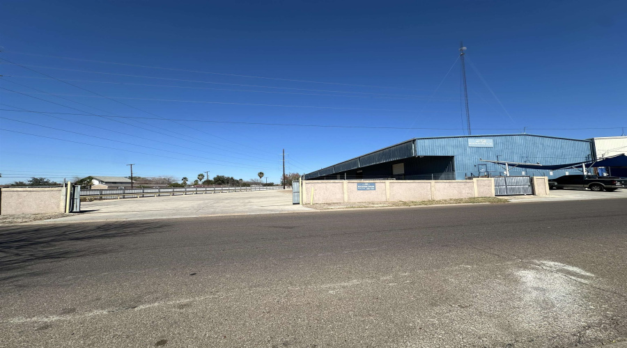 1910 Markley Ln, Laredo, Texas 78041, 1 Bedroom Bedrooms, 11 Rooms Rooms,1 BathroomBathrooms,Commercial/industrial,For Rent,1910 Markley Ln,20262372