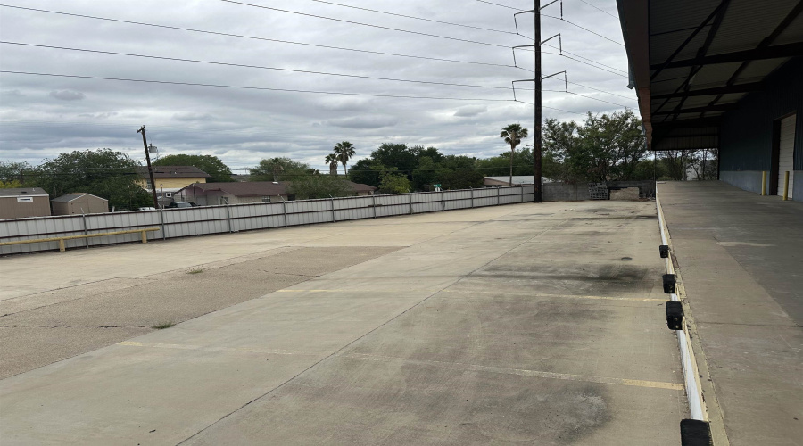 1910 Markley Ln, Laredo, Texas 78041, 1 Bedroom Bedrooms, 11 Rooms Rooms,1 BathroomBathrooms,Commercial/industrial,For Rent,1910 Markley Ln,20262372