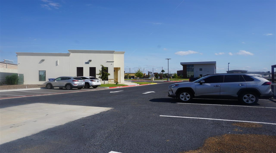 7616 Rocio Dr, Laredo, Texas 78045, 1 Room Rooms,1 BathroomBathrooms,Commercial retail/office,For Rent,7616 Rocio Dr,20262371