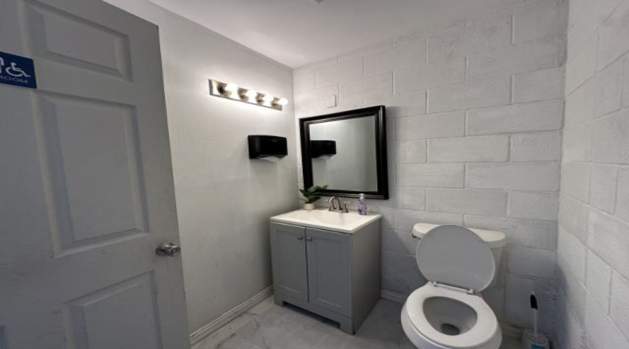 620 W Calton Rd, Laredo, Texas 78041, 1 Room Rooms,2 BathroomsBathrooms,Commercial retail/office,For Sale,620 W Calton Rd,20262375