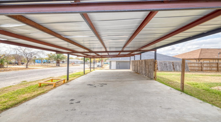 1200 W Houston St, Carrizo Springs, Texas 78834, ,Multi-family,For Sale,1200 W Houston St,20262377