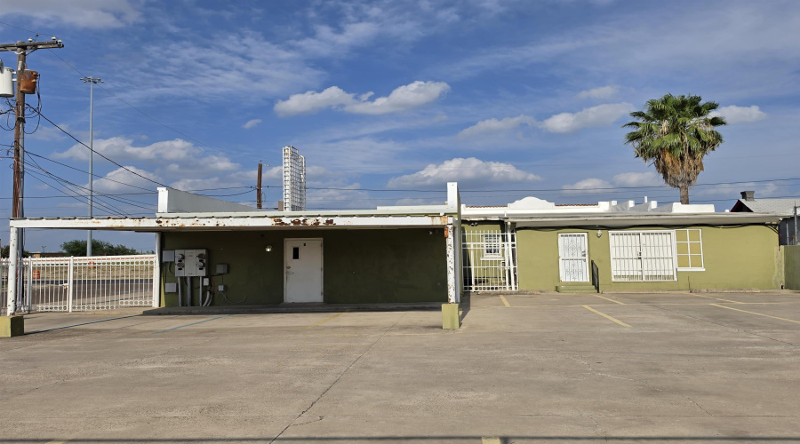 2018 Santa Ursula Ave, Laredo, Texas 78040, 6 Rooms Rooms,2 BathroomsBathrooms,Commercial retail/office,For Sale,2018 Santa Ursula Ave,20262382