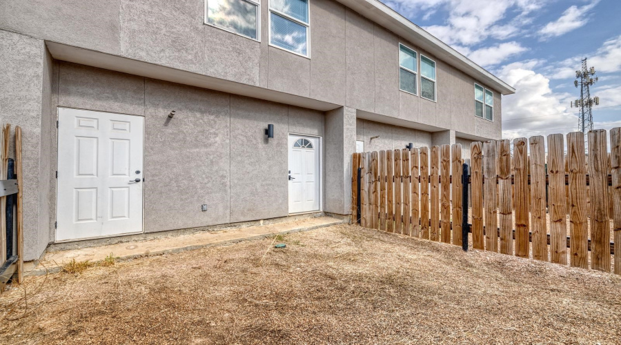 1100 W Houston St, Carrizo Springs, Texas 78834, ,Multi-family,For Sale,1100 W Houston St,20262378