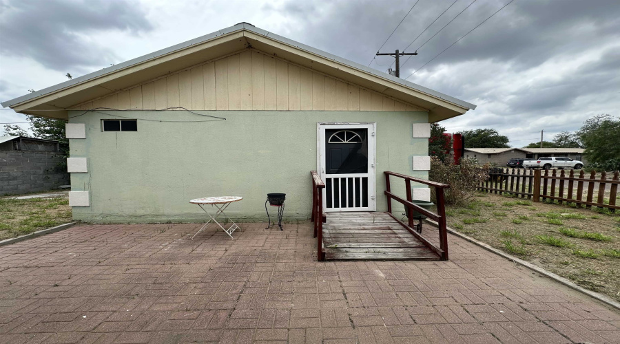 1813 N 1st. St., Zapata, Texas 78076, 3 Bedrooms Bedrooms, 6 Rooms Rooms,3 BathroomsBathrooms,Residential,For Sale,1813 N 1st. St.,20262364