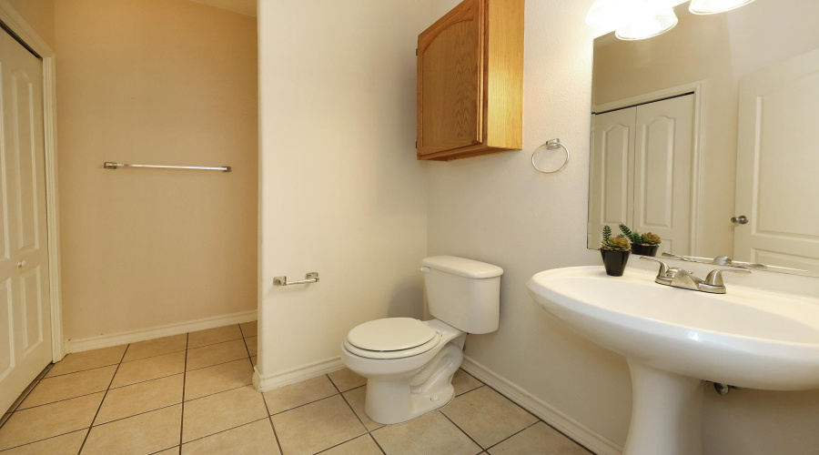 1000 Ranchway Dr, Laredo, Texas 78045, 3 Bedrooms Bedrooms, 6 Rooms Rooms,3 BathroomsBathrooms,Residential,For Sale,1000 Ranchway Dr,20262396