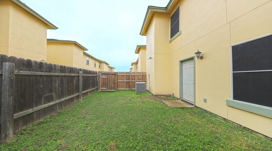 1000 Ranchway Dr, Laredo, Texas 78045, 3 Bedrooms Bedrooms, 6 Rooms Rooms,3 BathroomsBathrooms,Residential,For Sale,1000 Ranchway Dr,20262396