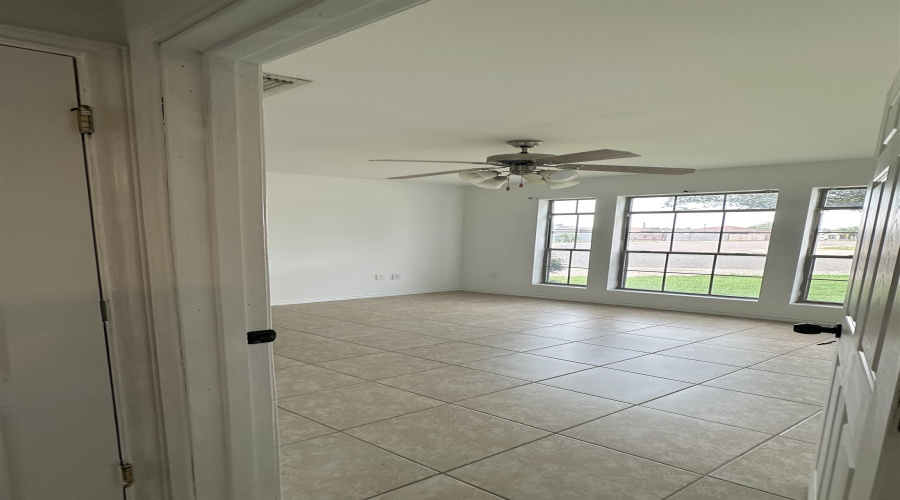 3601 Nubes Dr, Laredo, Texas 78046, 3 Bedrooms Bedrooms, 5 Rooms Rooms,2 BathroomsBathrooms,Residential,For Rent,3601 Nubes Dr,20262397