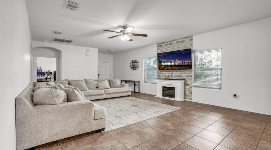 3202 Quintero St, Laredo, Texas 78045, 3 Bedrooms Bedrooms, 5 Rooms Rooms,2 BathroomsBathrooms,Residential,For Rent,3202 Quintero St,20262402