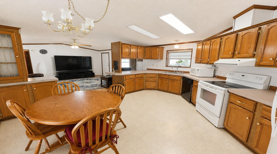 118 Autumn Ln., Zapata, Texas 78076, 2 Bedrooms Bedrooms, 4 Rooms Rooms,2 BathroomsBathrooms,Residential,For Sale,118 Autumn Ln.,20262407