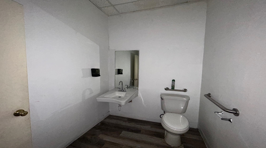 2601 E Saunders St, Laredo, Texas 78041, 1 Room Rooms,2 BathroomsBathrooms,Commercial retail/office,For Rent,2601 E Saunders St,20262408
