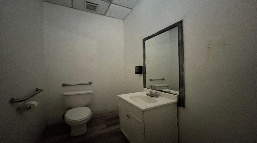 2601 E Saunders St, Laredo, Texas 78041, 1 Room Rooms,2 BathroomsBathrooms,Commercial retail/office,For Rent,2601 E Saunders St,20262408