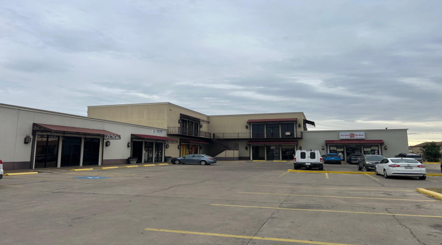 2601 E Saunders St, Laredo, Texas 78041, 1 Room Rooms,2 BathroomsBathrooms,Commercial retail/office,For Rent,2601 E Saunders St,20262408