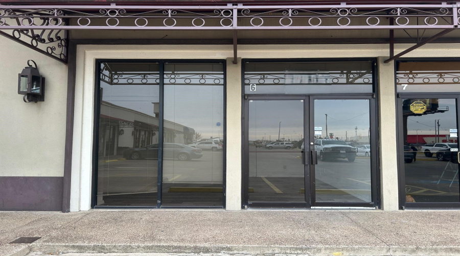 2601 E Saunders St, Laredo, Texas 78041, 1 Room Rooms,2 BathroomsBathrooms,Commercial retail/office,For Rent,2601 E Saunders St,20262408