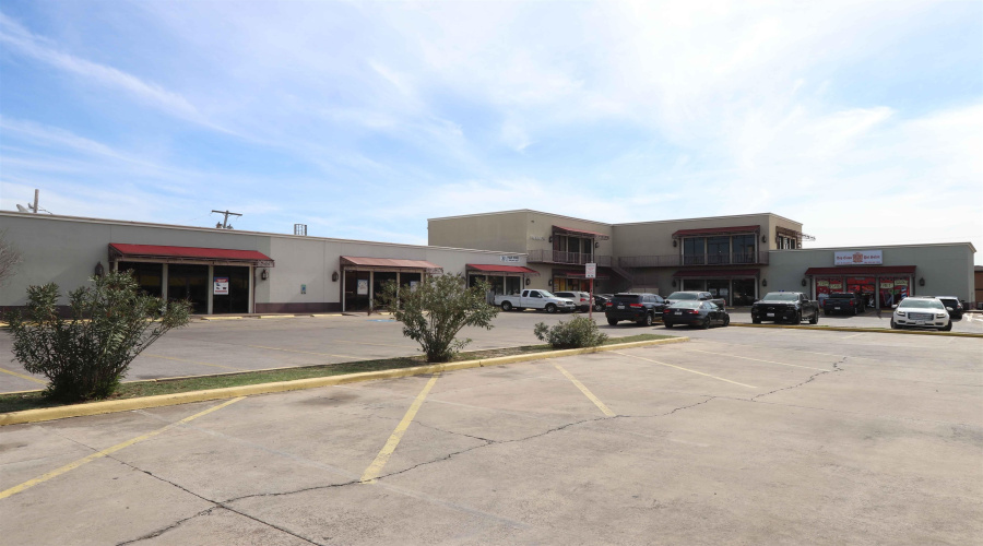 2601 E Saunders St, Laredo, Texas 78041, 1 Room Rooms,2 BathroomsBathrooms,Commercial retail/office,For Rent,2601 E Saunders St,20262408