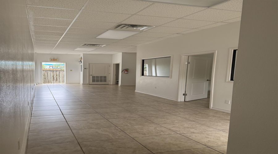 9019 Mines Rd, Laredo, Texas 78045-000, 1 Room Rooms,1 BathroomBathrooms,Commercial retail/office,For Rent,9019 Mines Rd,20262409