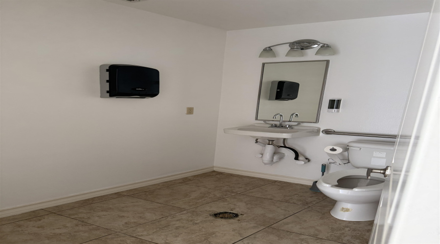 9019 Mines Rd, Laredo, Texas 78045-000, 1 Room Rooms,1 BathroomBathrooms,Commercial retail/office,For Rent,9019 Mines Rd,20262409