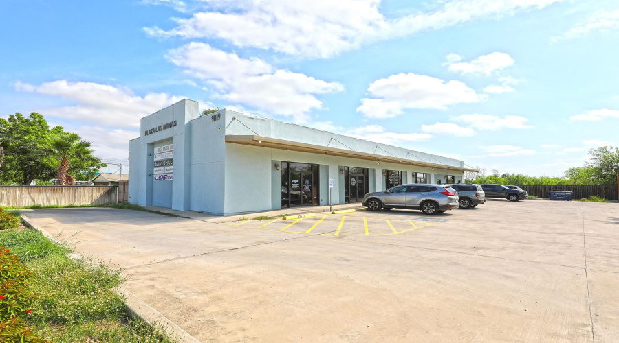 9019 Mines Rd, Laredo, Texas 78045-000, 1 Room Rooms,1 BathroomBathrooms,Commercial retail/office,For Rent,9019 Mines Rd,20262409