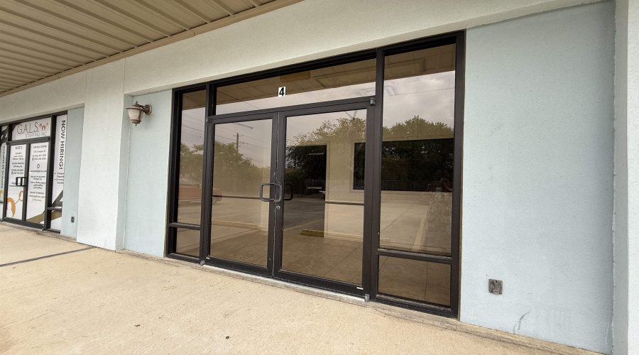 9019 Mines Rd, Laredo, Texas 78045-000, 1 Room Rooms,1 BathroomBathrooms,Commercial retail/office,For Rent,9019 Mines Rd,20262409