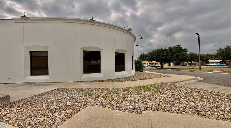 102 Del Ct, Laredo, Texas 78045, 6 Rooms Rooms,4 BathroomsBathrooms,Commercial retail/office,For Rent,102 Del Ct,20262426