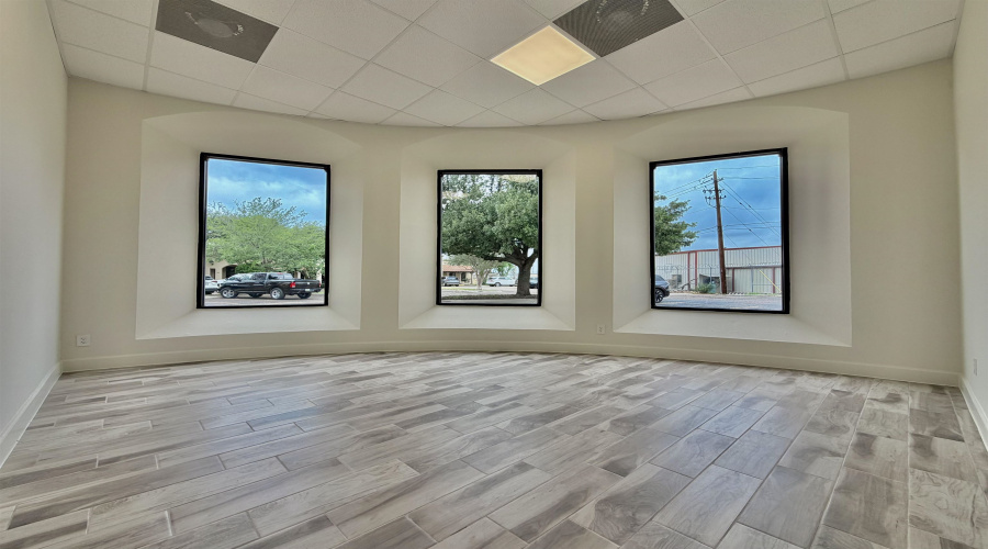 102 Del Ct, Laredo, Texas 78045, 6 Rooms Rooms,4 BathroomsBathrooms,Commercial retail/office,For Rent,102 Del Ct,20262426