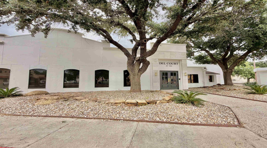 102 Del Ct, Laredo, Texas 78045, 6 Rooms Rooms,4 BathroomsBathrooms,Commercial retail/office,For Rent,102 Del Ct,20262427