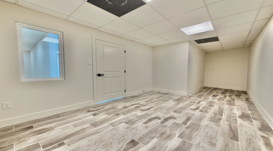102 Del Ct, Laredo, Texas 78045, 6 Rooms Rooms,4 BathroomsBathrooms,Commercial retail/office,For Rent,102 Del Ct,20262429